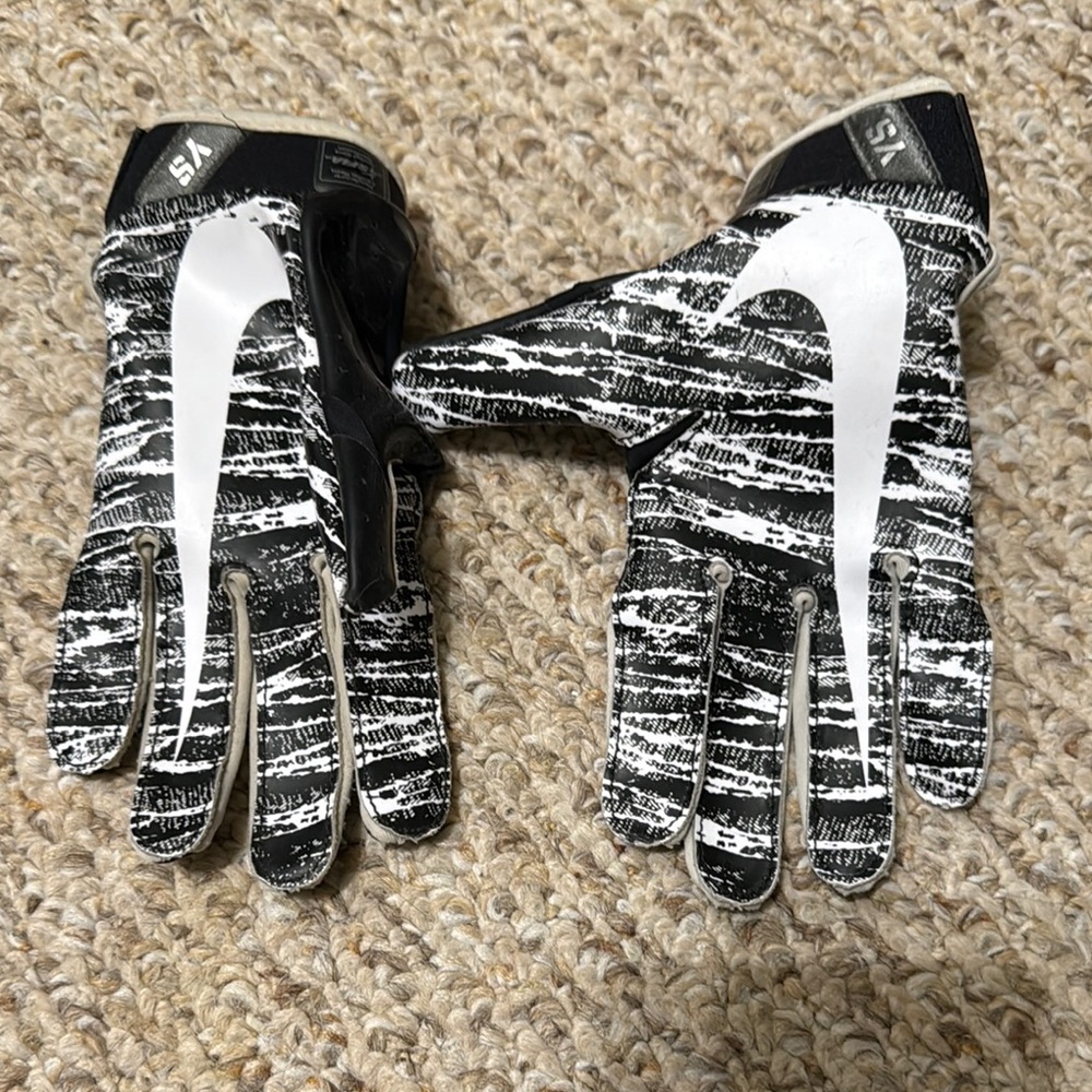 Nike football gloves youth small